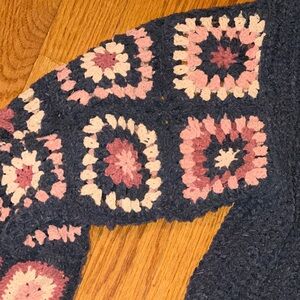 POL Charcoal V-Neck Sweater with Pink square Crocheted 🌸 size large